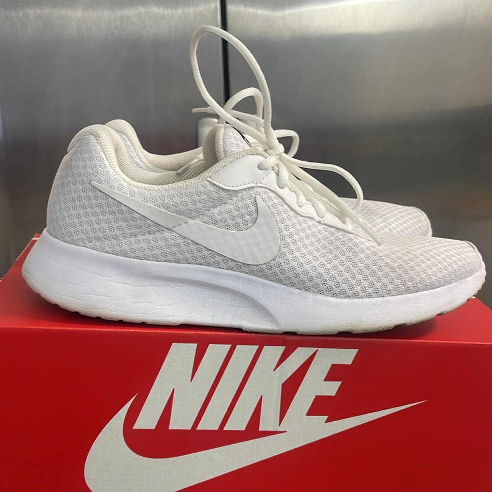 Nike Tanjun sneakers women’s size 9.5